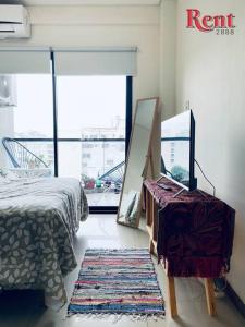 1 dormitorio con cama, espejo y alfombra en Rent Corrientes y Lambaré en Buenos Aires
