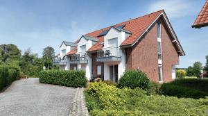 een groot bakstenen huis met een oprit bij Hotel Lingemann in Wallenhorst