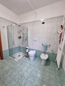 a bathroom with a shower and a toilet at Pepe rosa in Termoli