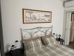 1 dormitorio con 1 cama y una foto en la pared en PAVIA CENTRO, en Pavia