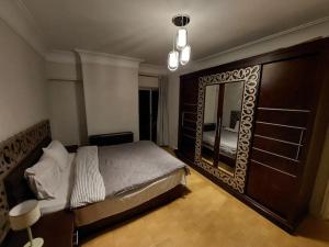Room 2 في القاهرة: غرفة نوم بسرير كبير ومرآة