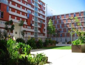 un grand immeuble d'appartements avec des plantes devant lui dans l'établissement Luxury Lisbon Apartment. With Air Con., à Lisbonne