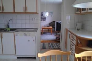 eine Küche mit einer Spüle und einer Arbeitsplatte in der Unterkunft Vesteby Hus - a peaceful stay in the countryside! in Grästorp