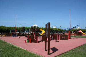 einen Park mit einem Spielplatz mit Rutschen und Schaukeln in der Unterkunft Albina's Guest House in Leça da Palmeira