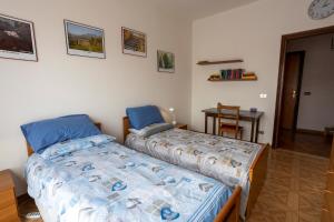 Un pat sau paturi într-o cameră la Appartamento vista Alpi biellesi