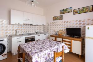 A kitchen or kitchenette at Appartamento vista Alpi biellesi