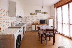 A kitchen or kitchenette at Appartamento vista Alpi biellesi