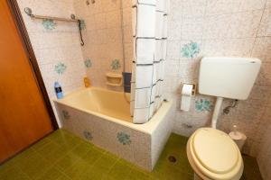 A bathroom at Appartamento vista Alpi biellesi