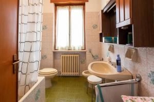 A bathroom at Appartamento vista Alpi biellesi
