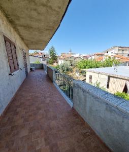 Pannaconi的住宿－L'Oasi degli Ulivi，享有大楼阳台的景色