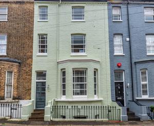 ブロードステアーズにあるThe Broadstairs Townhouseの前に柵を持つ緑の家