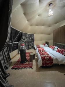 Postel nebo postele na pokoji v ubytování Zarb Desert Camp