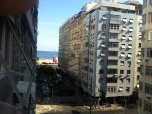 uma vista da janela de um edifício em Apartment in Copacabana no Rio de Janeiro