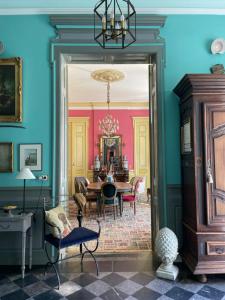 - une salle à manger avec une table et des chaises dans l'établissement Hôtel Château des Jacobins, à Agen