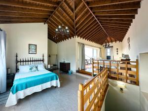 um quarto com uma cama e um tecto de madeira em Matriz Guest House em Ribeira Grande