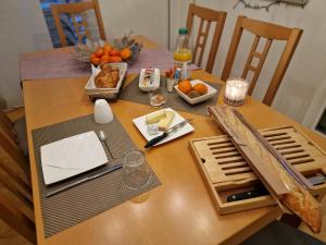 una mesa de madera con una mesa con comida. en BnB "Les Coquelicots" en Mies