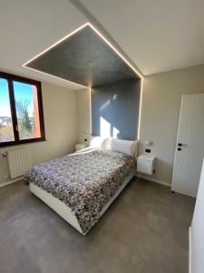 1 dormitorio con 1 cama grande en una habitación en La Casa di Davide Milano Monza en Concorezzo
