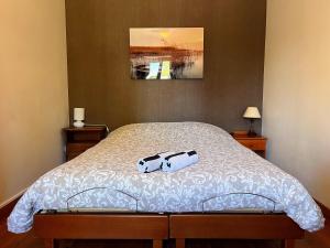 um quarto com uma cama com dois bichos de peluche em "La petite Maison" em Sainte-Foy-lès-Lyon