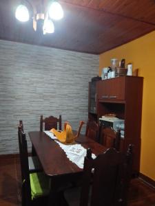 comedor con mesa de madera y sillas en La Casa de Estela en La Paz