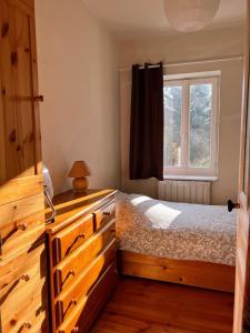 um quarto com uma cama e uma janela em "La petite Maison" em Sainte-Foy-lès-Lyon