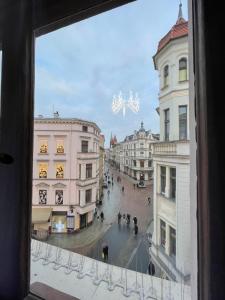 una ventana con vistas a una calle de la ciudad en BelleView Apartment, en Toruń