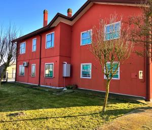 a red house with a tree in front of it at CASA GIULIETTA in Tolle