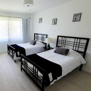 - une chambre avec 2 lits et une fenêtre dans l'établissement Stunning Lake View-Emilio Sanchez Tennis Academy, à Naples
