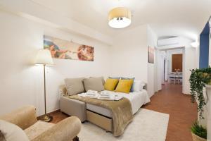 - un salon avec un canapé et une table dans l'établissement Bijou home suite - Vaticano, à Rome