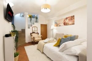 un soggiorno con un divano bianco e una TV di Bijou home suite - Vaticano a Roma