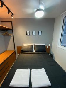 1 dormitorio con 1 cama grande en una habitación en Alto padrão no Brás, en São Paulo