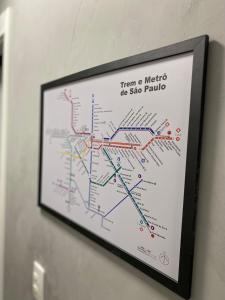 una imagen de un mapa del metro en una pared en Alto padrão no Brás, en São Paulo