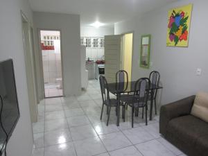 ein Wohnzimmer und ein Esszimmer mit einem Tisch und Stühlen in der Unterkunft Flats Condominio Professor Wilson in Teresina