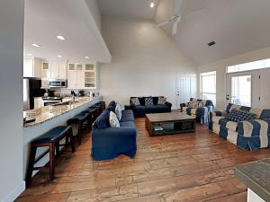 een woonkamer met blauwe banken en een keuken bij Muskoka C in Gulf Shores
