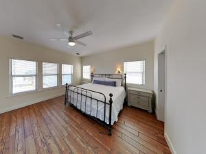 een slaapkamer met een bed en een plafondventilator bij Muskoka C in Gulf Shores