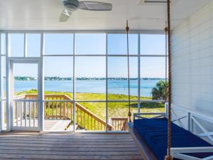 een schommelbed in een kamer met uitzicht op de oceaan bij Muskoka C in Gulf Shores