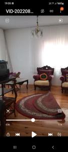 sala de estar con sillas y alfombra en el suelo en Akçatepe, en Akcaabat