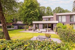 an image of a house with a garden at Villa Merici in Bergen