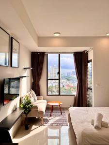 Ένα ή περισσότερα κρεβάτια σε δωμάτιο στο S'Home Saigon - Infinity Pool Signature