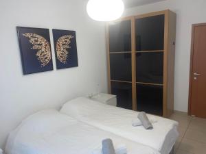 Postel nebo postele na pokoji v ubytování Beautiful apartment in center of Jerusalem