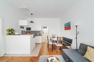 Il comprend un salon et une cuisine avec un canapé et une table. dans l'établissement 15 C&J's apartment, à Vienne