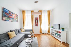 TV a/nebo společenská místnost v ubytování 15 C&J's apartment