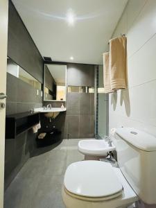 y baño con aseo y lavamanos. en Departamento Monoambiente Puerto Madero y Retiro en Buenos Aires