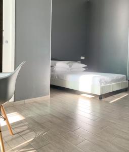 1 dormitorio con 1 cama y 1 silla en Serendipity, en Nápoles