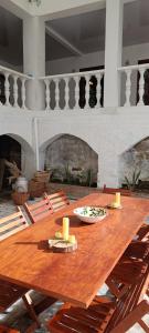 uma mesa de madeira com duas velas em cima em Hacienda El Castillo Hotel Boutique em Pasto