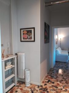 un soggiorno con termosifone e una camera di PRIMO PIANO - Bilocale Casa Vacanze Brescia a Brescia