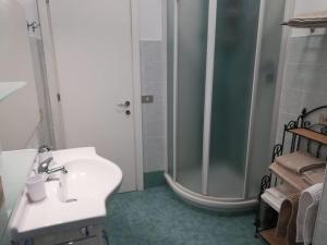 une salle de bain avec un lavabo et une douche dans l'établissement PRIMO PIANO - Bilocale Casa Vacanze Brescia, à Brescia 3 autres photos