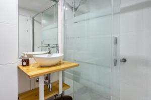 y baño con lavabo y ducha. en Apartamento turístico Legate, en Elizondo