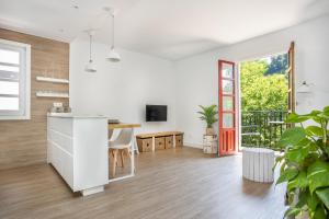 cocina y sala de estar con mesa y ventana en Apartamento turístico Legate, en Elizondo