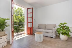 een woonkamer met een bank en een tafel bij Apartamento turístico Legate in Elizondo