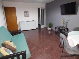 - un salon avec un canapé et une télévision dans l'établissement Departamentos Avenida San Martin, à Mendoza